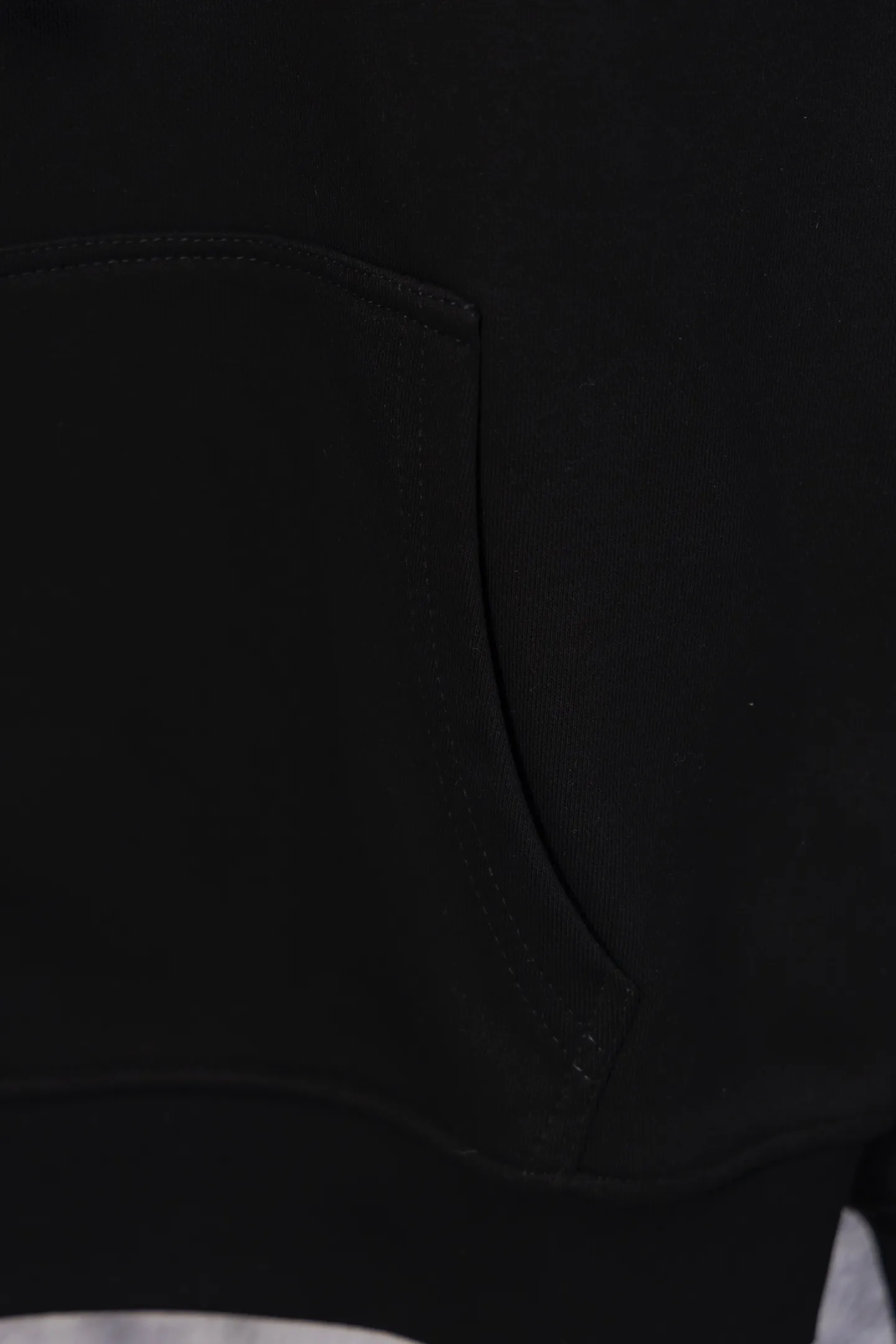 P250 ChromeHearts CH ChromeHearts 25 early autumn flower arm horseshoe zipper cardigan hooded sweatshirt Sanskrit letter rattan flower cross horseshoe hooded sweatshirt The fabric is made of 440g pure cotton terry with matching threads, imported printing, original customization, hardware, soft and skin-friendly. The workmanship is meticulous and the thickness is moderate. The webbing on the back collar extends to the shoulder for reinforcement. The connection between the wellhead and the shoulder is reinforced. The whole body is made with thousands of needle embroidery techniques. It is more compliant and stylish with clothes. It is a hot item of the season. The original customized accessories are complete with three standards. It will look handsome with any combination. The os drop shoulder version and loose version. Color: Black White Size: S M L XL